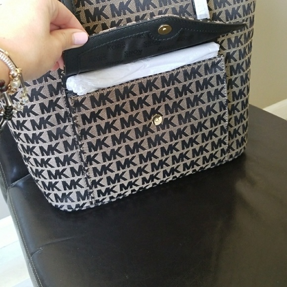 🔴SOLD🔴Michael Kors Tote Bag - Picture 4 of 8